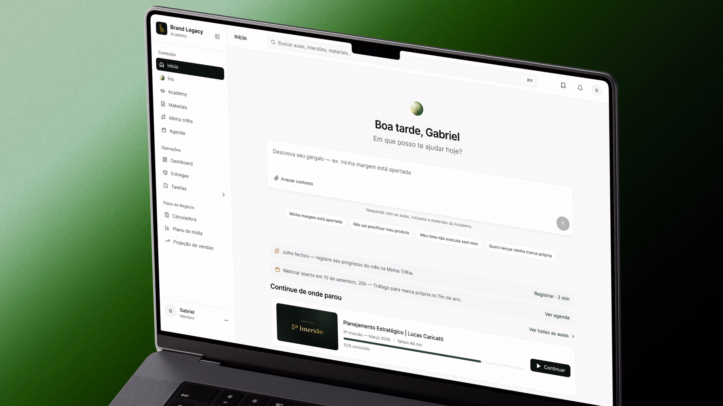 Dashboard da Brand Legacy Academy em um laptop sobre um gradiente verde